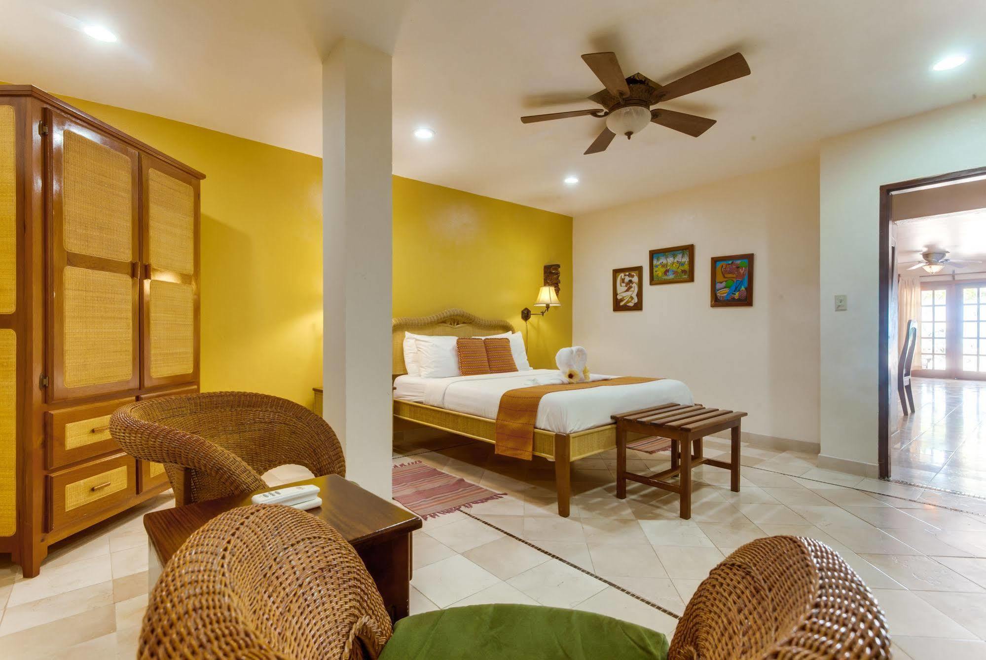 Almond Beach Resort At Jaguar Reef Хопкінс Екстер'єр фото