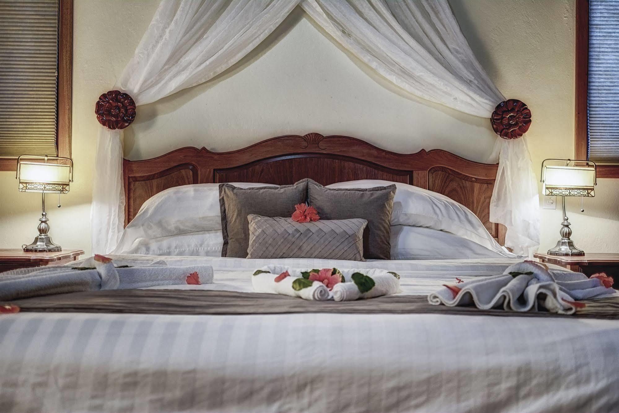Almond Beach Resort At Jaguar Reef Хопкінс Екстер'єр фото