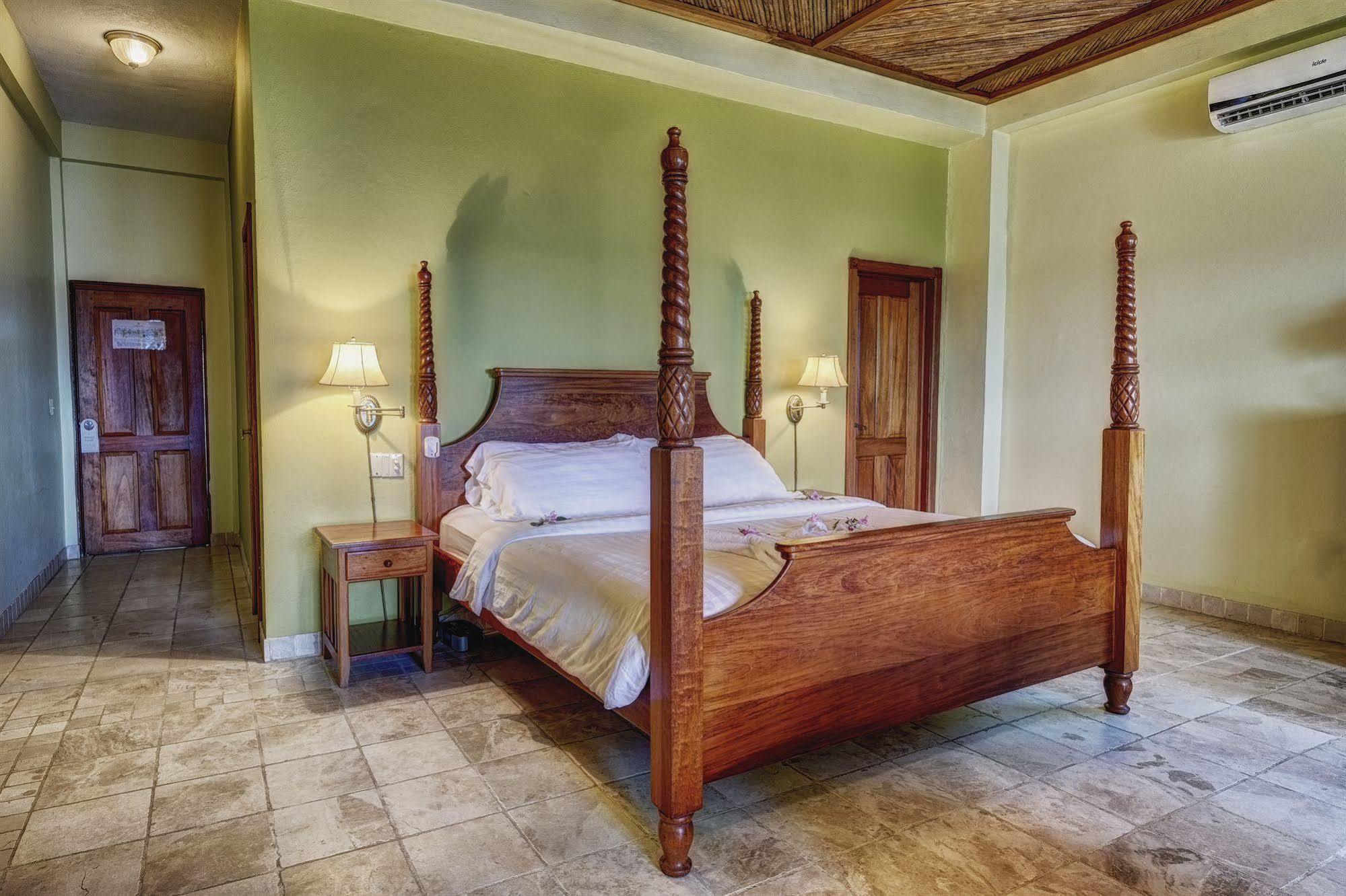 Almond Beach Resort At Jaguar Reef Хопкінс Екстер'єр фото